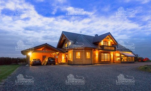 LeonWood-Blockhaus-Alpblick_02_Carport-Balkon-Wintergarten