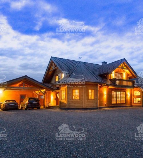 LeonWood-Blockhaus-Alpblick_02_Carport-Balkon-Wintergarten