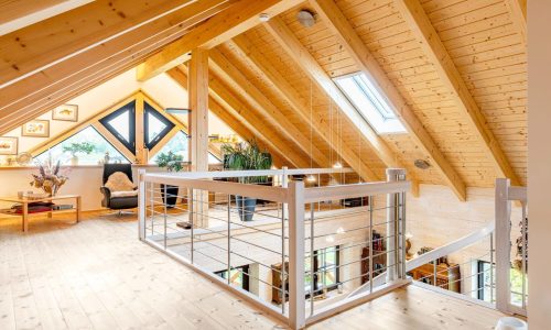 LeonWood-Blockhaus_Elch_2403R_11_grosszuegiger_Galeriebereich_RGB