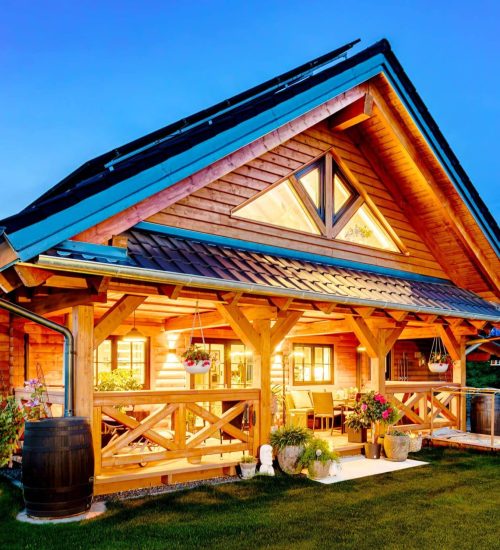 LeonWood-Blockhaus_Elch_2403R_13_Sommerabend_auf_Terrasse_RGB