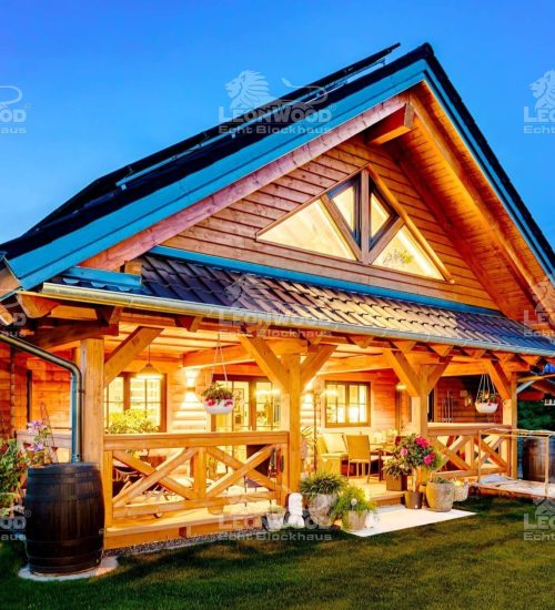 LeonWood-Blockhaus_Elch_2403R_13_Sommerabend_auf_Terrasse_RGB