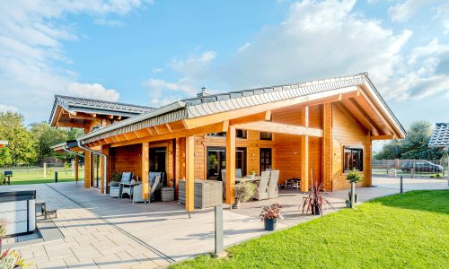 LeonWood-Blockhaus_Montfort_2510_02_Doppelterrasse_RGB