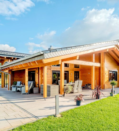LeonWood-Blockhaus_Montfort_2510_02_Doppelterrasse_RGB