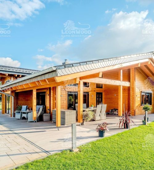 LeonWood-Blockhaus_Montfort_2510_02_Doppelterrasse_RGB