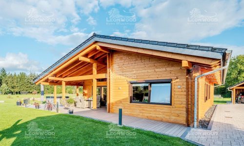 LeonWood-Blockhaus_Montfort_2510_04_Hauseingangsseite_RGB