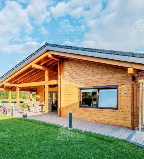 LeonWood-Blockhaus_Montfort_2510_04_Hauseingangsseite_RGB