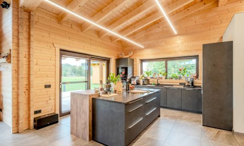 LeonWood-Blockhaus_Montfort_2510_09_Blockhaus-Kueche_RGB