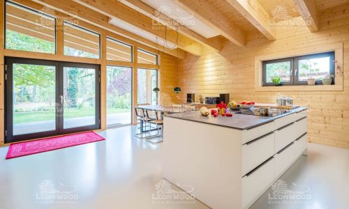 LeonWood-Blockhaus_Nova-Scotia_2412RD_04_lichdurchflutete_Raeume_RGB