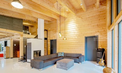 LeonWood-Blockhaus_Nova-Scotia_2412RD_10_imposante_Raumhoehe_RGB