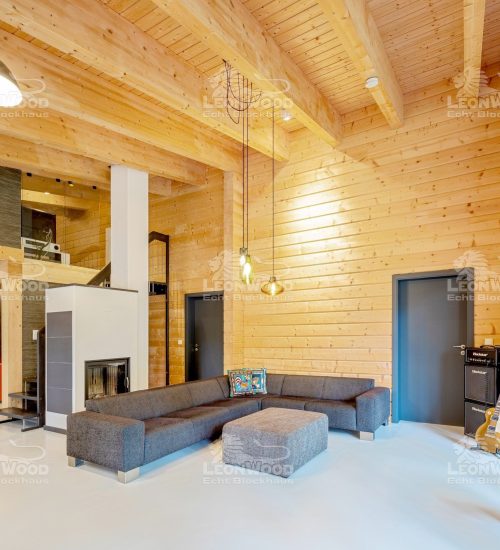 LeonWood-Blockhaus_Nova-Scotia_2412RD_10_imposante_Raumhoehe_RGB