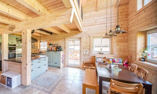 LeonWood-Blockhaus_Vienna_Woods_2309R_06_offenes_Wohnraumkonzept_RGB