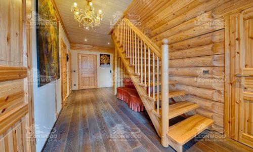 LeonWood_Blockhaus_Elch_2003K_10_Flur_mit_Treppe