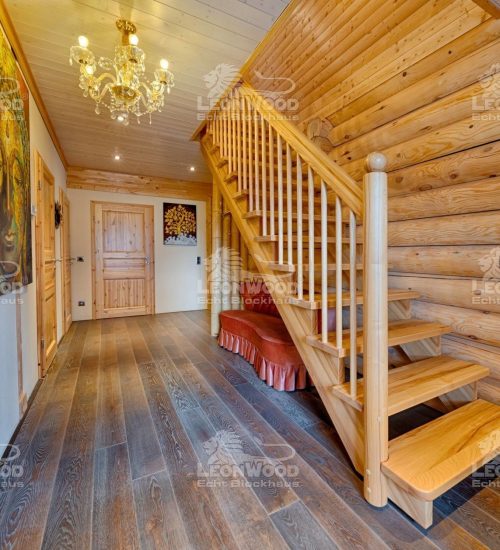 LeonWood_Blockhaus_Elch_2003K_10_Flur_mit_Treppe