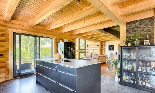 LeonWood_Blockhaus_Kodiak-Country_1808P_06_moderne_geradlinige_Einrichtung_rgb