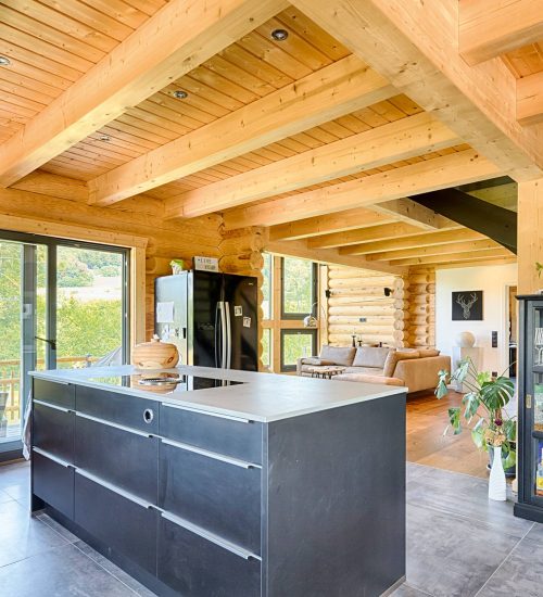 LeonWood_Blockhaus_Kodiak-Country_1808P_06_moderne_geradlinige_Einrichtung_rgb