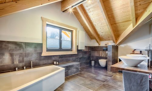 LeonWood_Blockhaus_Kodiak-Country_1808P_09_Badezimmer_rgb