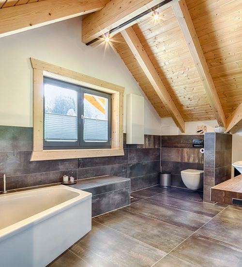 LeonWood_Blockhaus_Kodiak-Country_1808P_09_Badezimmer_rgb