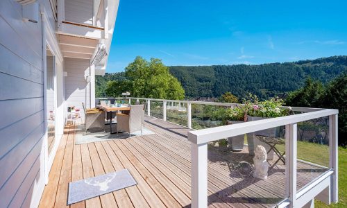 LeonWood_Blockhaus_Vinoverde_I_2310B_03_Sonnenterrasse_mit_Ausblick_RGB