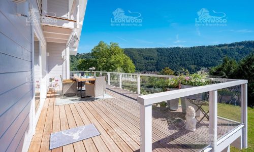 LeonWood_Blockhaus_Vinoverde_I_2310B_03_Sonnenterrasse_mit_Ausblick_RGB