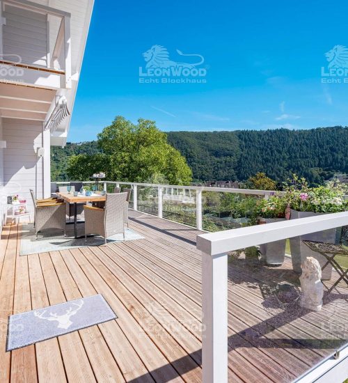 LeonWood_Blockhaus_Vinoverde_I_2310B_03_Sonnenterrasse_mit_Ausblick_RGB