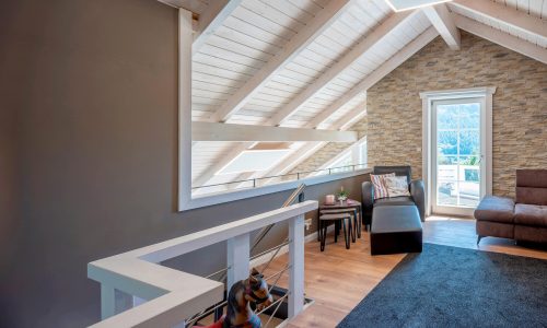 LeonWood_Blockhaus_Vinoverde_I_2310B_11_Galerie_mit_Balkonzugang_RGB