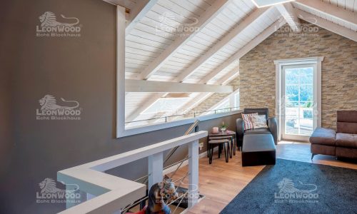 LeonWood_Blockhaus_Vinoverde_I_2310B_11_Galerie_mit_Balkonzugang_RGB
