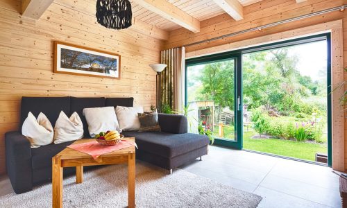 Leonwood_Blockhaus_Alpina-One_1713HH_08_Blick-in-Garten_rgb