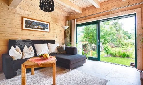 Leonwood_Blockhaus_Alpina-One_1713HH_08_Blick-in-Garten_rgb